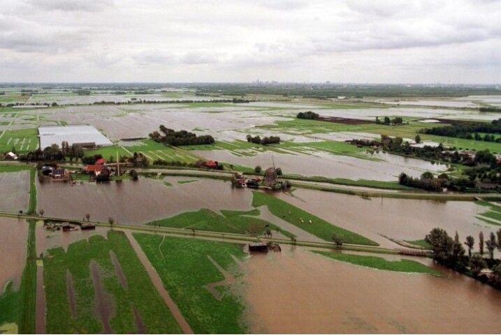 Foto van land wat vol staat met water